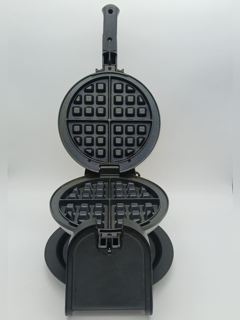 BLACK+DECKER Flip Waffle Maker WM1404S, 4 Belgian Waffles - Picture 4 of 6